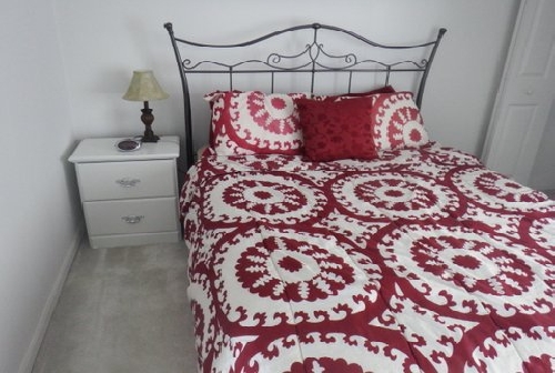 2538.red queen bed.JPG
